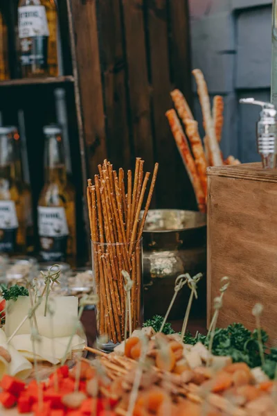 Farklı yiyecekler, sosis, salam, pepperoni dilimlenmiş Catering ziyafet masası dekore