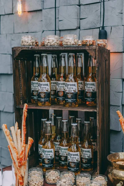 bira ve iştah açıcı atıştırmalıklar. Tablo Lager, ızgara sosis, sarımsak ve sos, ahşap tahta iki kupalar ile fındık tuzlu. Oktoberfest gıda, pub konsepti