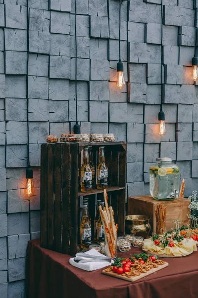 bira ve iştah açıcı atıştırmalıklar. Tablo Lager, ızgara sosis, sarımsak ve sos, ahşap tahta iki kupalar ile fındık tuzlu. Oktoberfest gıda, pub konsepti