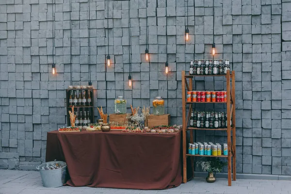 Güzel dekore edilmiş yemek sofrası farklı atıştırmalıklar ve sandviçli aperatifler.