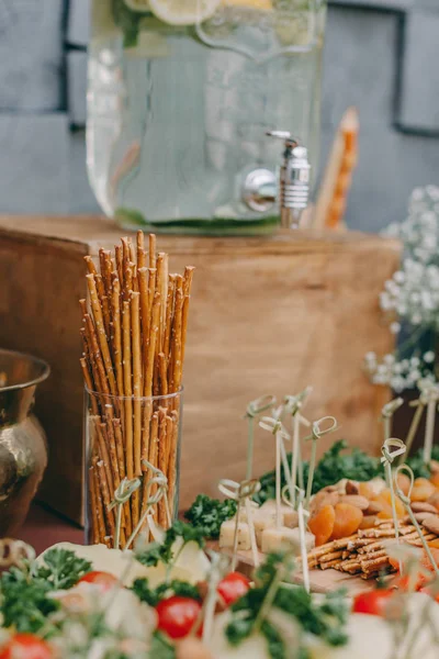 Güzel dekore edilmiş yemek sofrası farklı atıştırmalıklar ve sandviçli aperatifler.