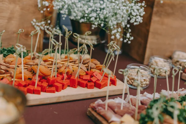 Noix salées sur le bureau en bois sur la table, réception de mariage. bar à bière et snacks. restauration au restaurant — Photo