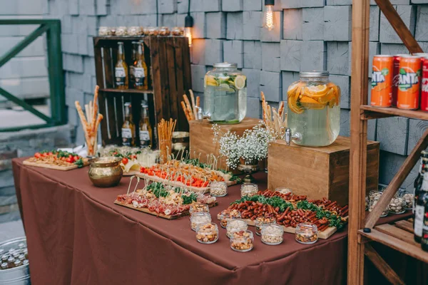 Table de banquet traiteur joliment décorée avec différentes collations alimentaires et apéritifs avec sandwich — Photo