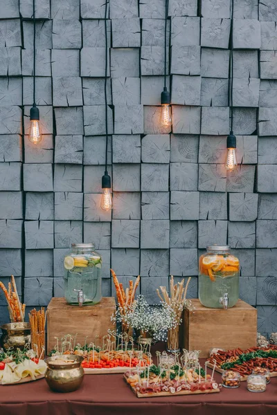 Güzel dekore edilmiş yemek sofrası farklı atıştırmalıklar ve sandviçli aperatifler.