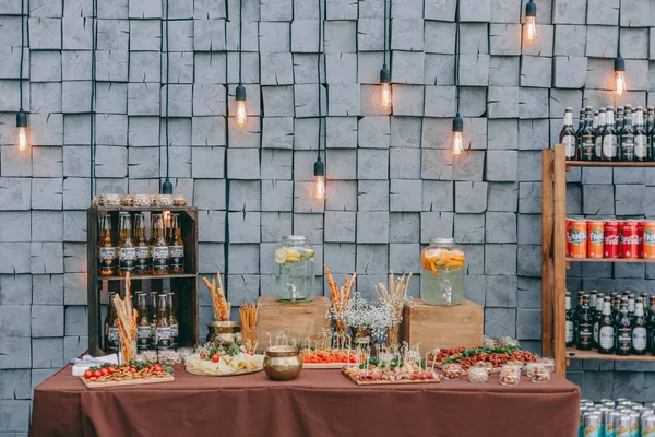 Güzel dekore edilmiş yemek sofrası farklı atıştırmalıklar ve sandviçli aperatifler.