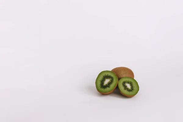 Cortar el kiwi sobre un fondo blanco con un lugar para el texto — Foto de Stock