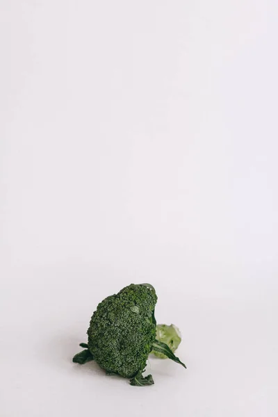 Creatieve lay-out gemaakt van broccoli. Platte lag. Food concept. Groenten op witte achtergrond. — Stockfoto