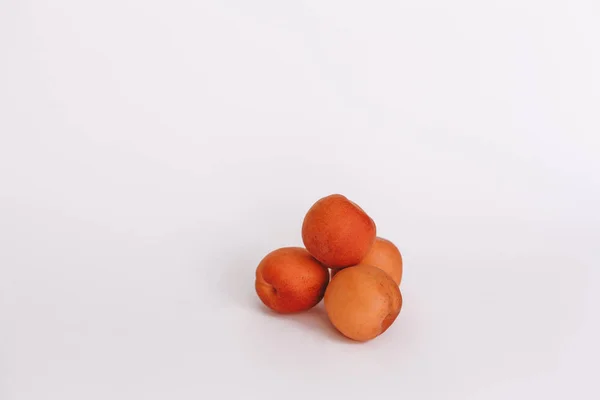 Свежий сладкий персик на белом фоне — стоковое фото