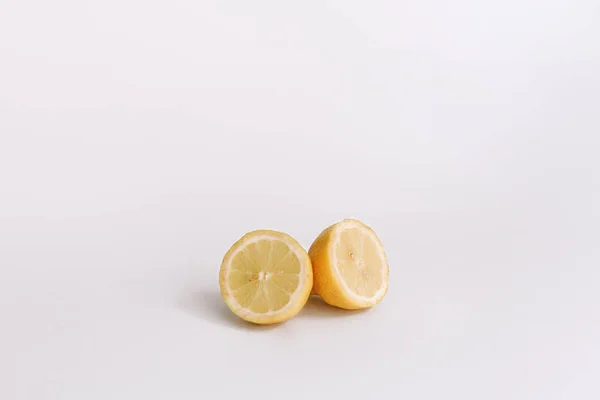 Tüm limon, kırpma yolu, beyaz bir arka planda