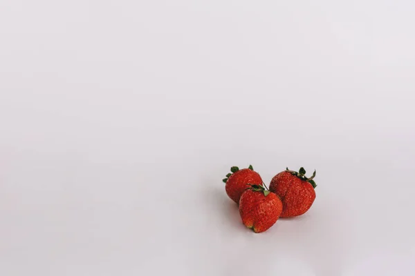 Beyaz arka planda taze çilek. Stüdyo makro