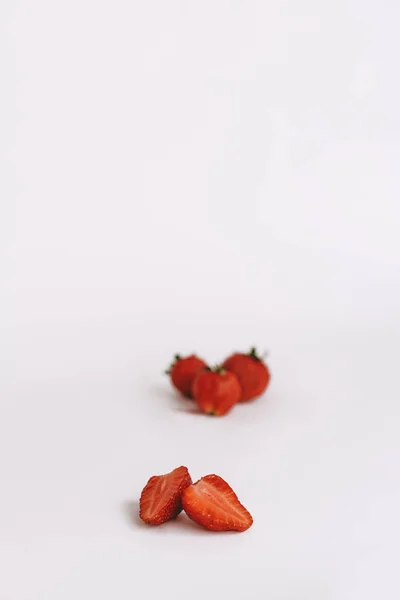 Verse aardbei op witte achtergrond. Studio macro — Stockfoto