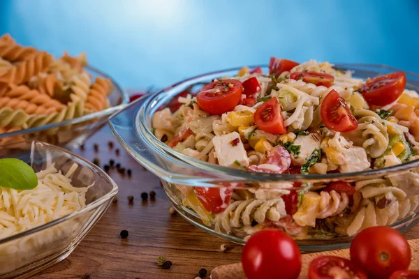 Leckerer Nudelsalat Oder Mediterraner Salat Tomaten Mozzarella Basilikum Mais Gewürz — Stockfoto