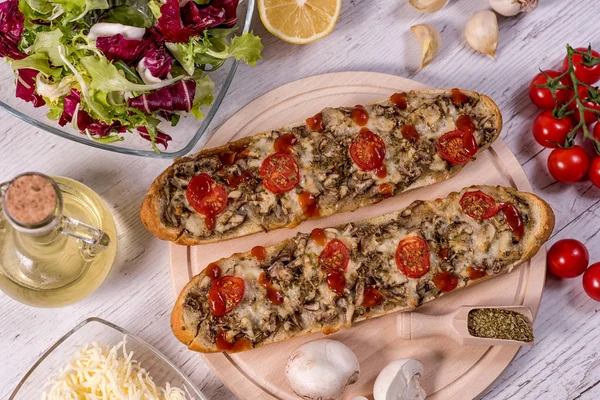 Mantar ve Parmesan malzemeler - paradaya, salata, sarımsak, kekik, zeytinyağı bir ahşap masa geleneksel İtalyan yemekleri ile lezzetli Pizza baget
