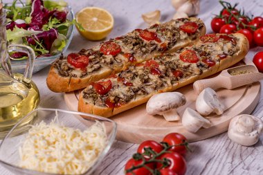 Mantar ve Parmesan malzemeler - paradaya, salata, sarımsak, kekik, zeytinyağı bir ahşap masa geleneksel İtalyan yemekleri ile lezzetli Pizza baget