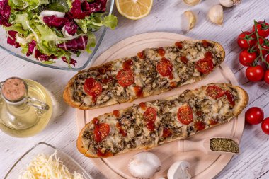 Mantar ve Parmesan malzemeler - paradaya, salata, sarımsak, kekik, zeytinyağı bir ahşap masa geleneksel İtalyan yemekleri ile lezzetli Pizza baget