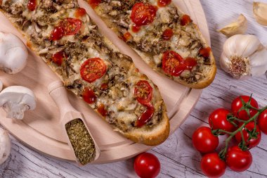 Mantar ve Parmesan malzemeler - paradaya, salata, sarımsak, kekik, zeytinyağı bir ahşap masa geleneksel İtalyan yemekleri ile lezzetli Pizza baget