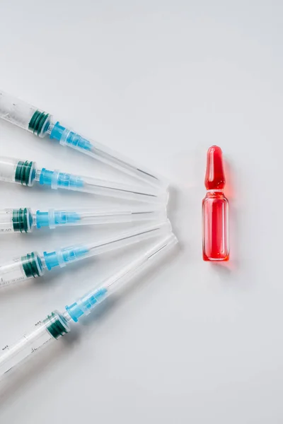 注射器で白い背景に赤い薬のアンプル ウイルスや感染症の治療 — ストック写真