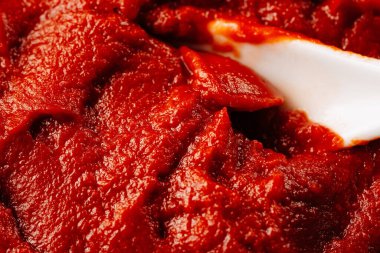 Margarita pizza yapmak için domatesli kırmızı domates ezmesi..