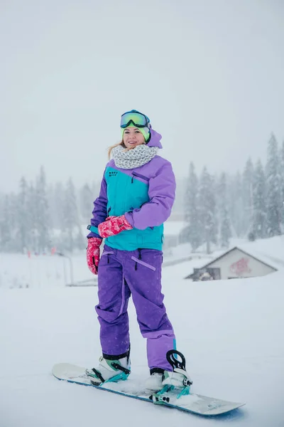 Uma Jovem Mulher Está Uma Montanha Canadá Com Snowboard — Fotografia de Stock