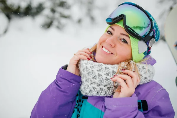 Retrato Horizontal Uma Jovem Menina Sorridente Inverno Fundo Neve Snowboarder — Fotografia de Stock