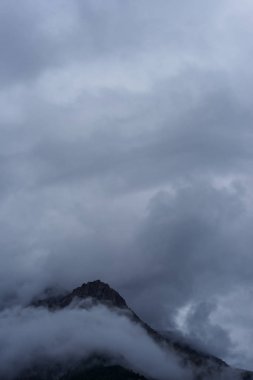 Montagna con nubi dopo la bufera