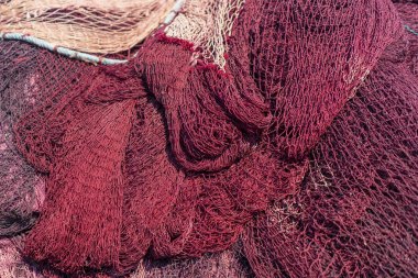 Balıkçı ağları güneşte kurumuş.