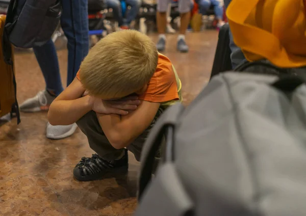 Chico Rubio Cansado Esperar Vuelo Retrasado Aeropuerto Agachado Cerca Equipaje —  Fotos de Stock