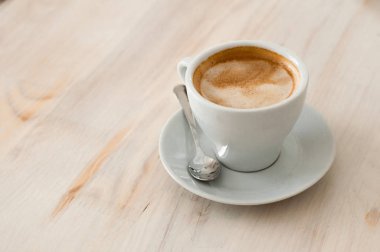 Bir beyaz fincan espresso kahve kaşık kafede - vintage etkisi tarzı resimler ile