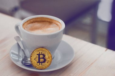 Bitcoin ve sıcak kahve