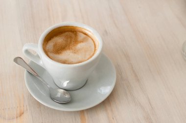 Espresso kahve içmek basit beyaz kupa 