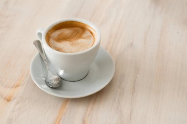 Bir beyaz fincan espresso kahve kaşık kafede - vintage etkisi tarzı resimler ile