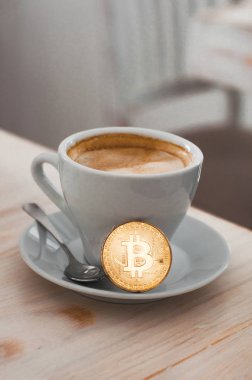 Kahve fincanı cryptocurrency altın bitcoin ayakta. Altın cryptocurrency ve beyaz yumuşak zemin üzerine sıcak kahve kupa bardak. 