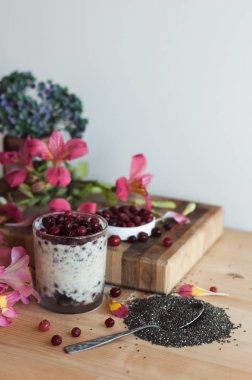 Chia puding ile kızılcık Beyaz ahşap zemin üzerinde. Sağlıklı Kahvaltı, vitamini Aperatif, diyet ve sağlıklı beslenme