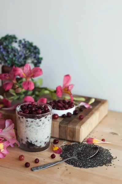 Chia puding ile kızılcık Beyaz ahşap zemin üzerinde. Sağlıklı Kahvaltı, vitamini Aperatif, diyet ve sağlıklı beslenme