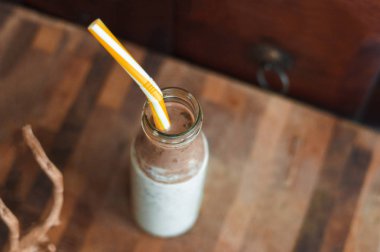 Çikolata muz smoothie eski ahşap rustik arka plan üzerinde bir cam kavanoza Chia pudingle. Sağlıklı vejetaryen kahvaltı yoğurt kefir chia tohum ile. Seçilen odak, yatay, kopyalama alanı