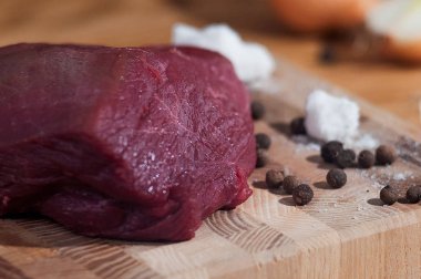 Çiğ domuz biftek ile ahşap tahta ve tuz, biber. Ahşap arka plan, üstten görünüm üzerinde kesme tahtası üzerinde et ızgara veya Barbekü için. Sağlıklı yemek pişirme işlemi.