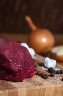 Çiğ domuz biftek ile ahşap tahta ve tuz, biber. Ahşap arka plan, üstten görünüm üzerinde kesme tahtası üzerinde et ızgara veya Barbekü için. Sağlıklı yemek pişirme işlemi.