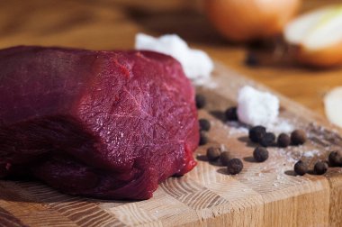 Çiğ domuz biftek ile ahşap tahta ve tuz, biber. Ahşap arka plan, üstten görünüm üzerinde kesme tahtası üzerinde et ızgara veya Barbekü için. Sağlıklı yemek pişirme işlemi.