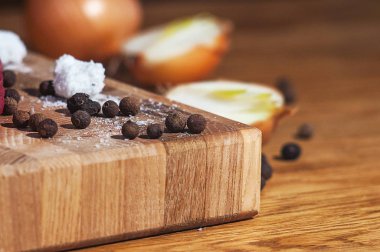 Tuz ve biber soğan ahşap masa üzerinde. Tat ve baharatlı yemekler kavramı. Gıda arka plan.