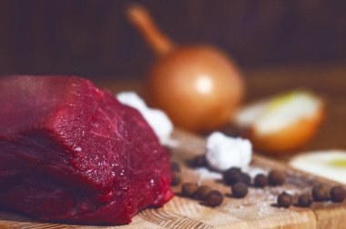 Çiğ domuz biftek ile ahşap tahta ve tuz, biber. Ahşap arka plan, üstten görünüm üzerinde kesme tahtası üzerinde et ızgara veya Barbekü için. Sağlıklı yemek pişirme işlemi.