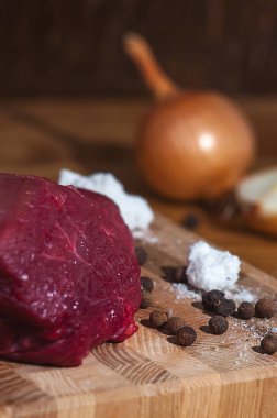 Çiğ domuz biftek ile ahşap tahta ve tuz, biber. Ahşap arka plan, üstten görünüm üzerinde kesme tahtası üzerinde et ızgara veya Barbekü için. Sağlıklı yemek pişirme işlemi.