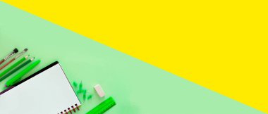 Okula geri için yeşil ve sarı tasarım şablonu. Ofis okul malzemeleri. Eğitim afiş için yaratıcı bir fikir. Satış posterler. 