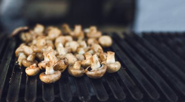 Champignon beyaz, mantar Barbekü metal ızgara kavrulmuş. Diyet vegan Barbekü. Mantarlar Kebap piknik açık havada, kopya alanı arka plan üzerinde ızgara ızgara