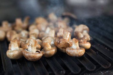Champignon beyaz, mantar Barbekü metal ızgara kavrulmuş. Diyet vegan Barbekü. Mantarlar Kebap piknik açık havada, kopya alanı arka plan üzerinde ızgara ızgara