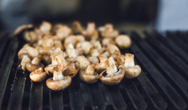 Champignon beyaz, mantar Barbekü metal ızgara kavrulmuş. Diyet vegan Barbekü. Mantarlar Kebap piknik açık havada, kopya alanı arka plan üzerinde ızgara ızgara