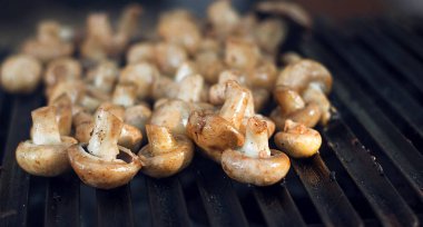 Champignon beyaz, mantar Barbekü metal ızgara kavrulmuş. Diyet vegan Barbekü. Mantarlar Kebap piknik açık havada, kopya alanı arka plan üzerinde ızgara ızgara