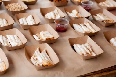 Kağıt çevre dostu kutularındaki aperatifler. Paket servisinden yemek bir kağıt kutu içinde. Fast food sokakta. Aperatifler gitmek