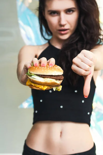 Dziewczyna Odmawia Jedzenia Burger Pojęcie Zdrowego Stylu Życia Koncepcja Junk — Zdjęcie stockowe