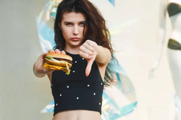 Chica Niega Comer Hamburguesa Concepto Estilo Vida Saludable Concepto Comida Imagen de archivo