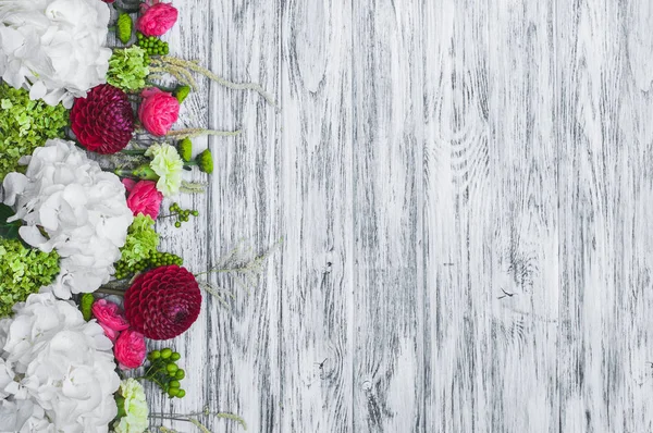 Квіти Обрамлені Білому Дерев Яному Тлі Квітковий Орнамент Трояндою Далією — стокове фото